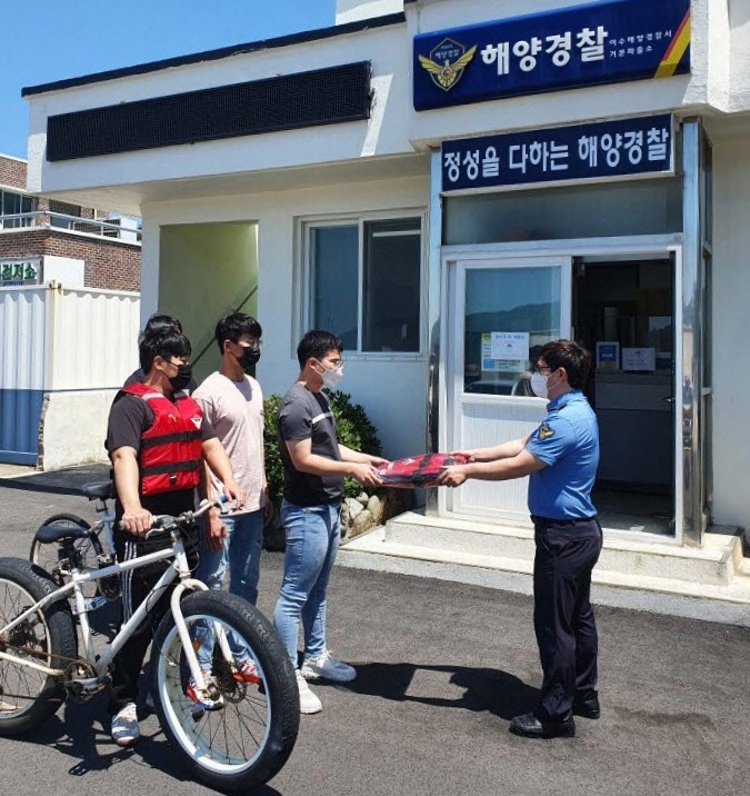 ▲여수해경이 관광객에게 구명조끼를 대여하고 있다