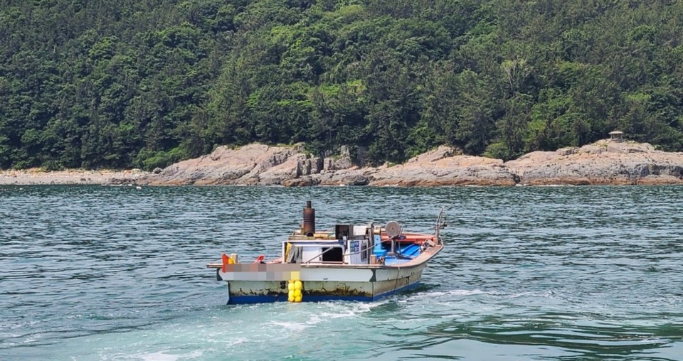 ▲승선원 없이 표류하는 A호 모습