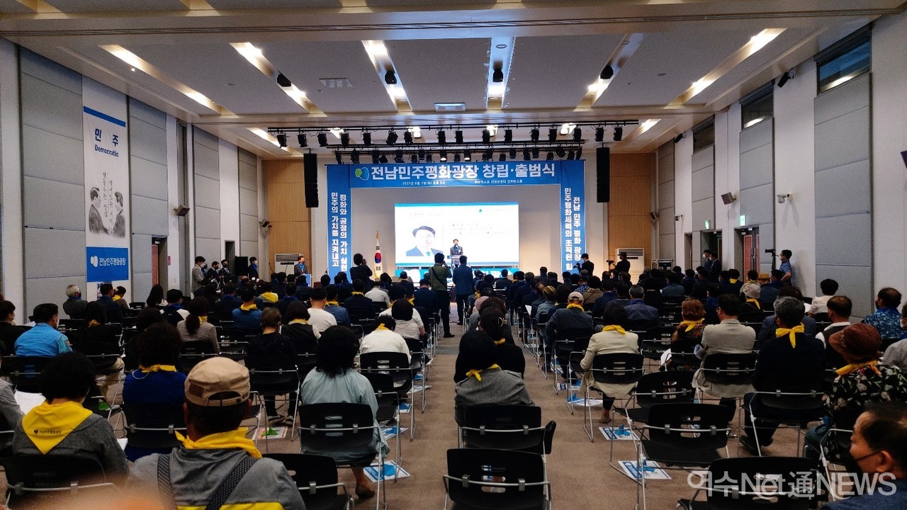 ▲ 민주평화광장 공동대표 조정식 의원이 축사를 하고 있는 출범식장 모습. 코로나 거리두기 완화 이후  모처럼 실내에서 수백명이 모여 행사를 가졌다 ⓒ오병종