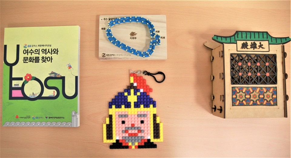 ▲프로그램 교재와 역사체험키트 