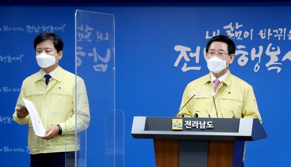 ▲김 지사가 2일 오후 도청 브리핑룸에서 장석웅 도교육감과 학생 전면등교 확대에 관련해 공동 e브리핑을 하고 있다