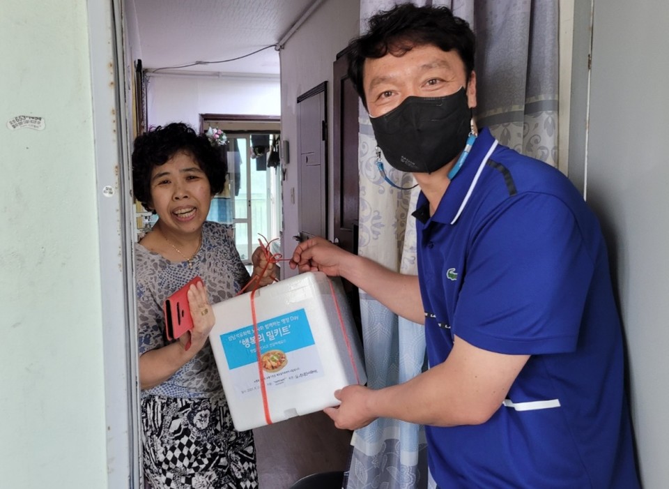 ▲삼남석유화학 관계자가 밀키트를 전달하고 있다