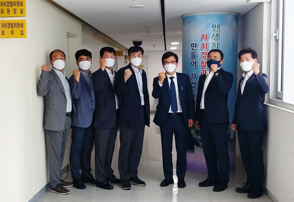 ▲간담회 참여자들이 함께 단체 사진을 찍고 있다