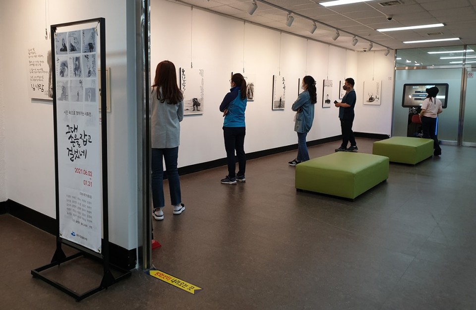 ▲ 쌍봉도서관에서 시화전을 감상하는 시민들