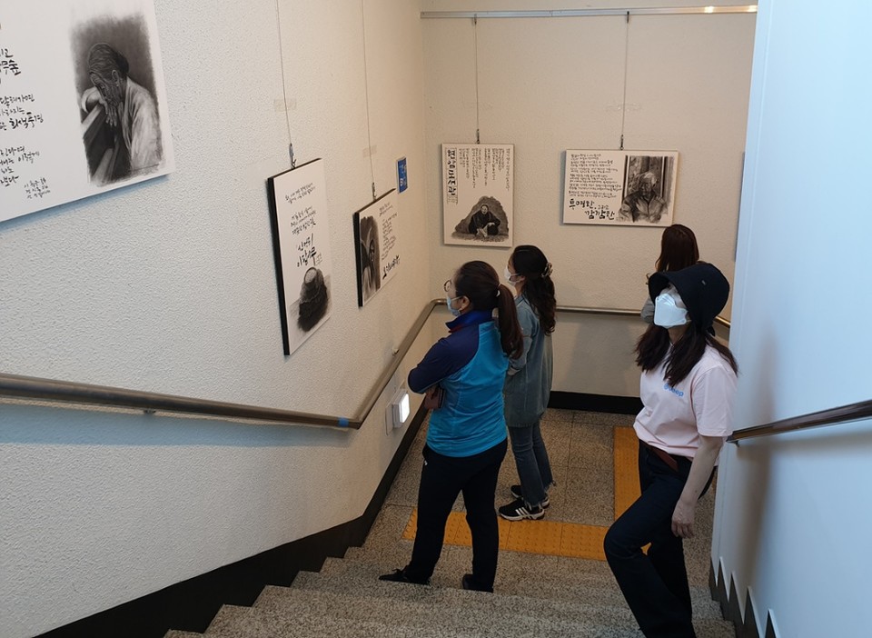 ▲ 쌍봉도서관에서 시화전을 감상하는 시민들