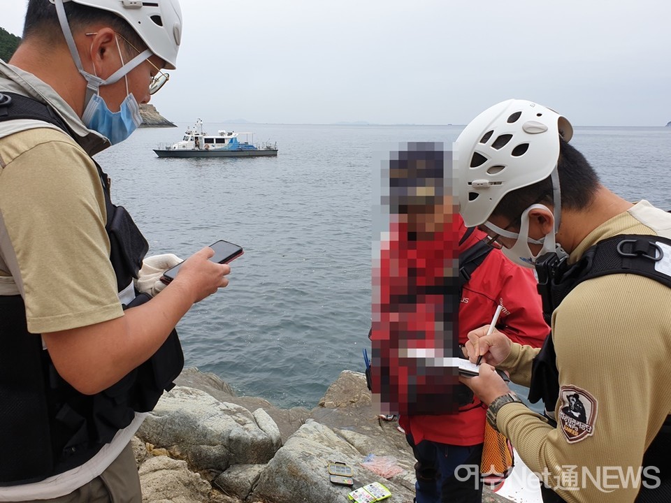 ▲ 국립공원공단 다도해해상국립공원사무소 직원이 금오도지구에서 취사 등 무질서 행위를 특별 단속하고 있다(사진 다도해해상국립공원)