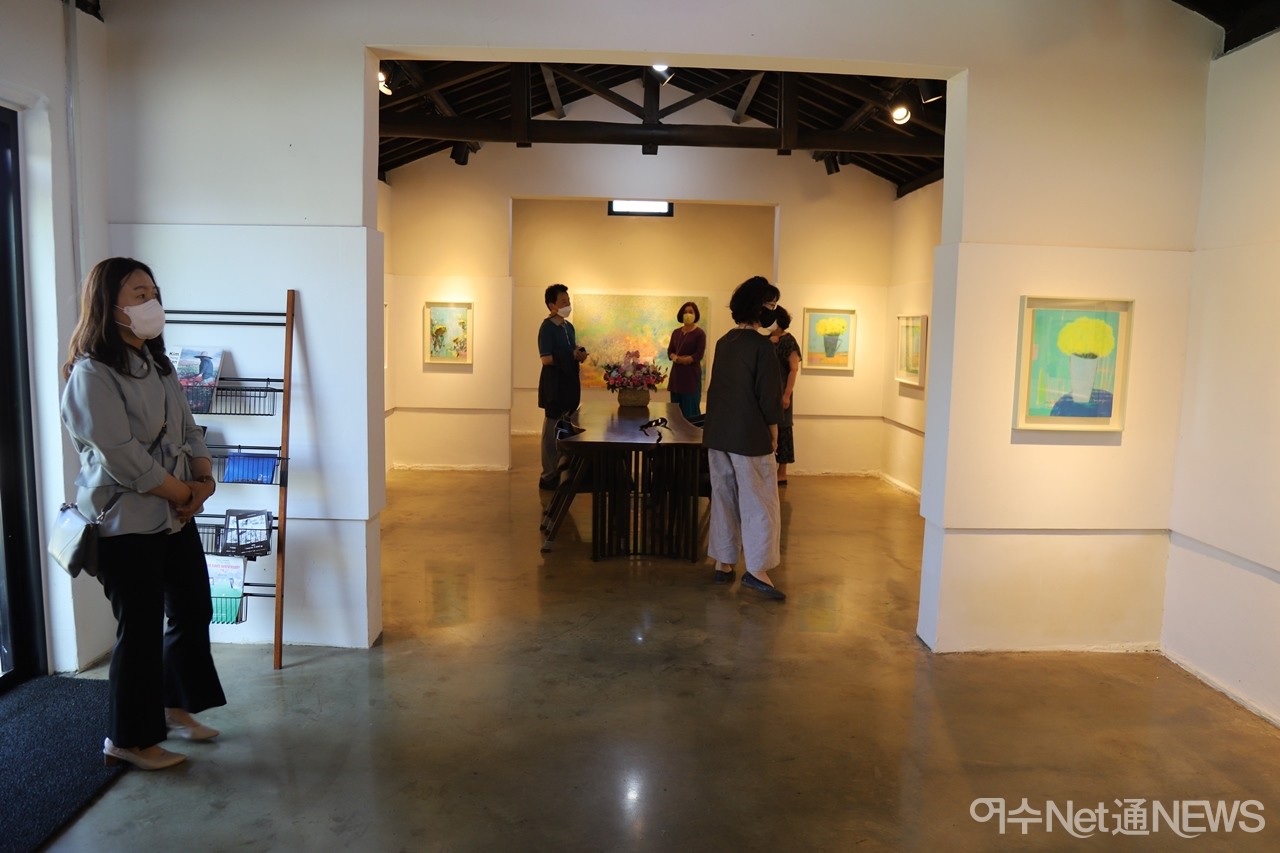 ▲정원주 초대전이 열리고 있는 강진 느루갤러리 ⓒ오병종