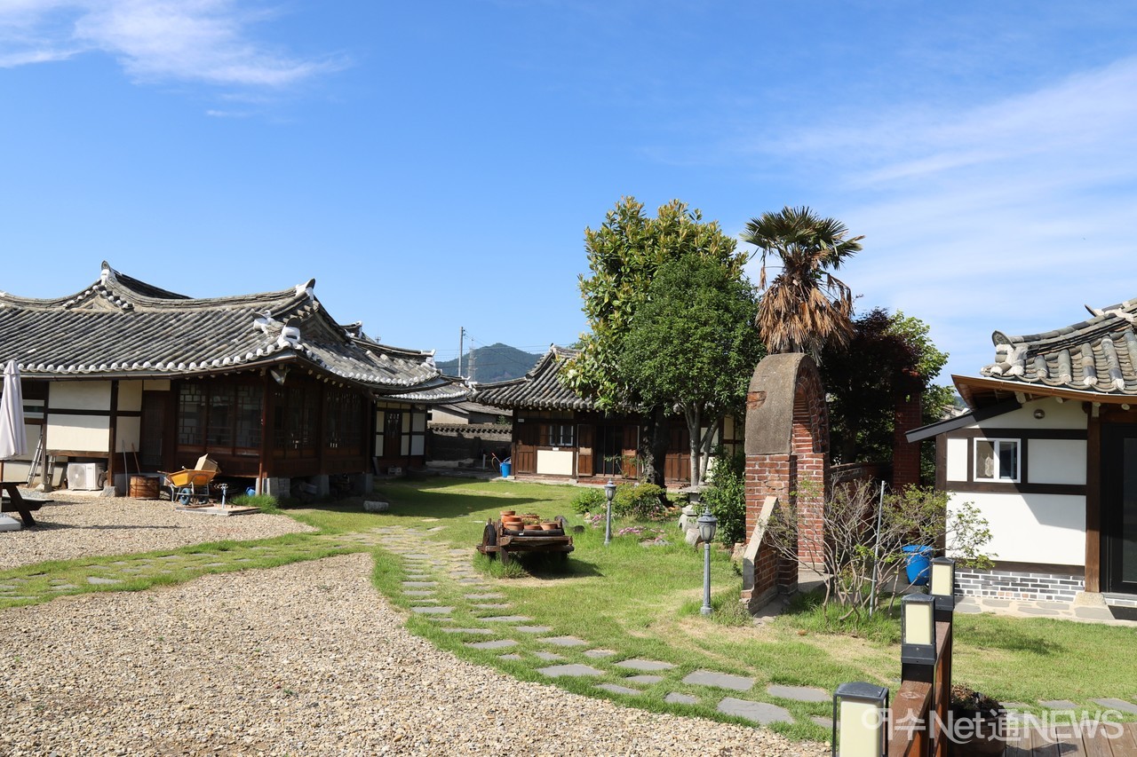 ▲갤러리 곁 한옥 '우봉정사' 모습. 기와도 더 작고 낮으막한 집이어서 위압적이지 않고 편안하다.  ⓒ오병종