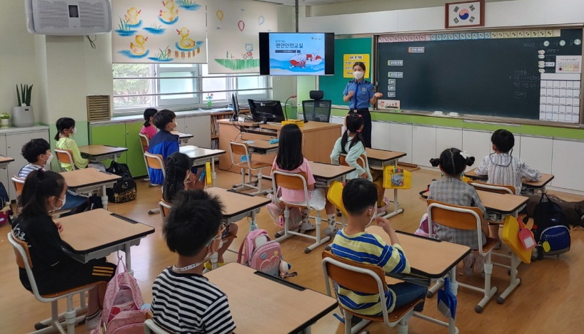 ▲여수해경이 선원동 성산초등학교를 방문해 여름철 물놀이 안전수칙을 가르쳤다