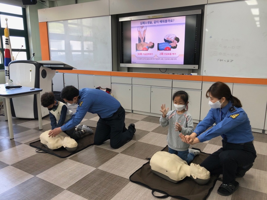 ▲심폐소생술을 가르치는 여수해경