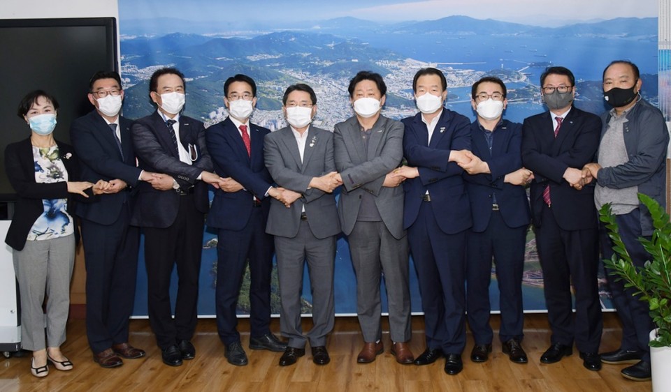 ▲간담회 참여자들이 기념사진을 찍고 있다