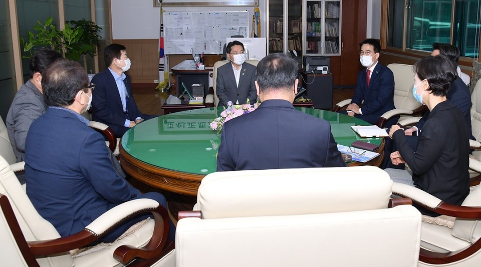 ▲광양만권경제자유구역청, 미래에셋그룹, 여수시의회, 경도 레지던스 건립 반대 범시민사회단체추진위원회와 간담회를 갖고 경도해양관광단지 개발사업 재개를 위해 의견을 모았다