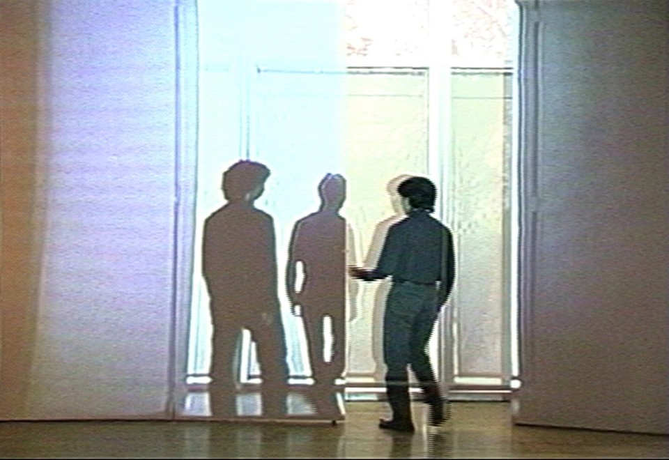 ▲구자영, The Shades (2001,컬러비디오프로젝션과 사운드, TV 모니터, 6분35초)