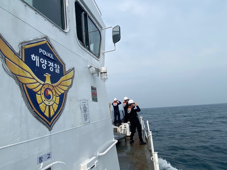 ▲간여암 해상서 해경이 집중 수색하고 있다