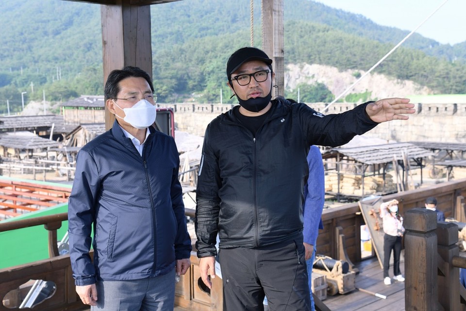 ▲권 시장이 ㈜빅스톤픽쳐스 김한민 감독과 함께 현장의 애로사항을 듣고 사후 활용방안 등에 대해서도 의견을 나눴다