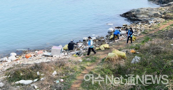 ▲해양쓰레기를 치우는 시민들