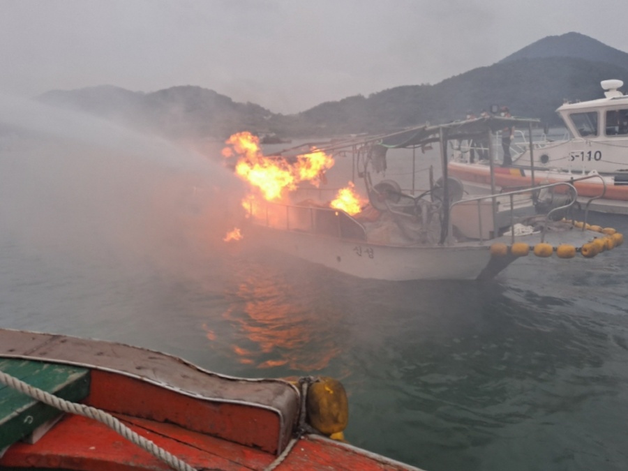 ▲어선 화재 진압 모습