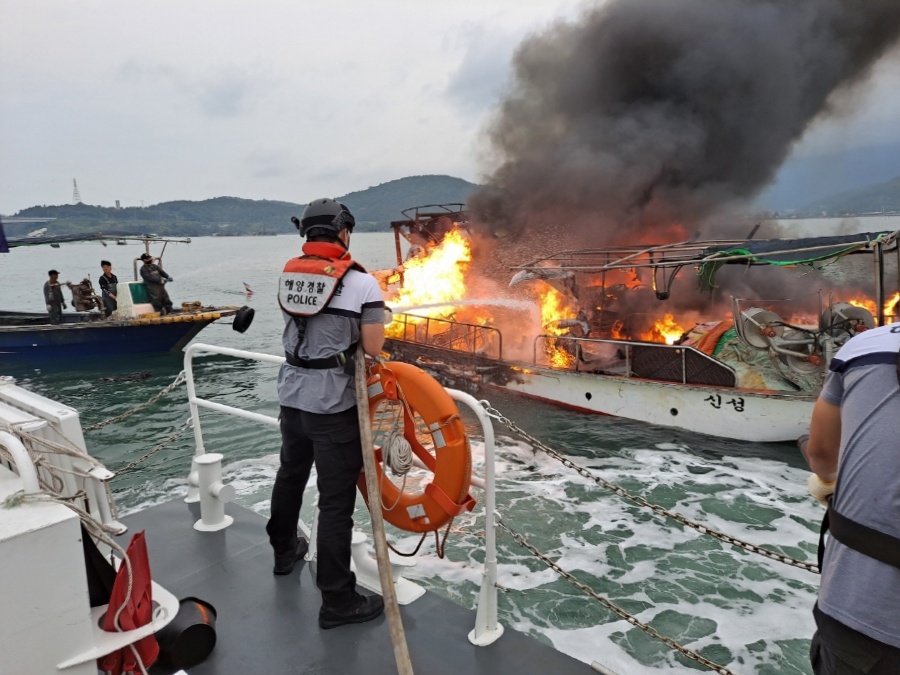 ▲해경이 화재를 진압하고 있다