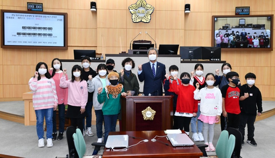 ▲여수시의회를 방문한 청소년