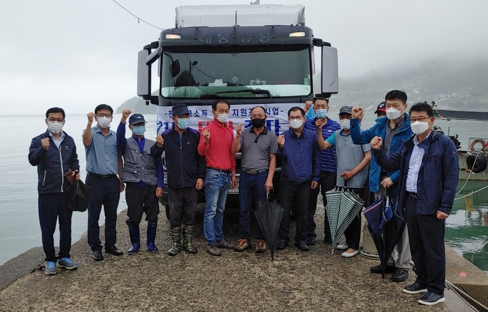▲ '2021년 여수해역 대하 종자방류 행사' 참석자들이 기념사진을 찍고 있다