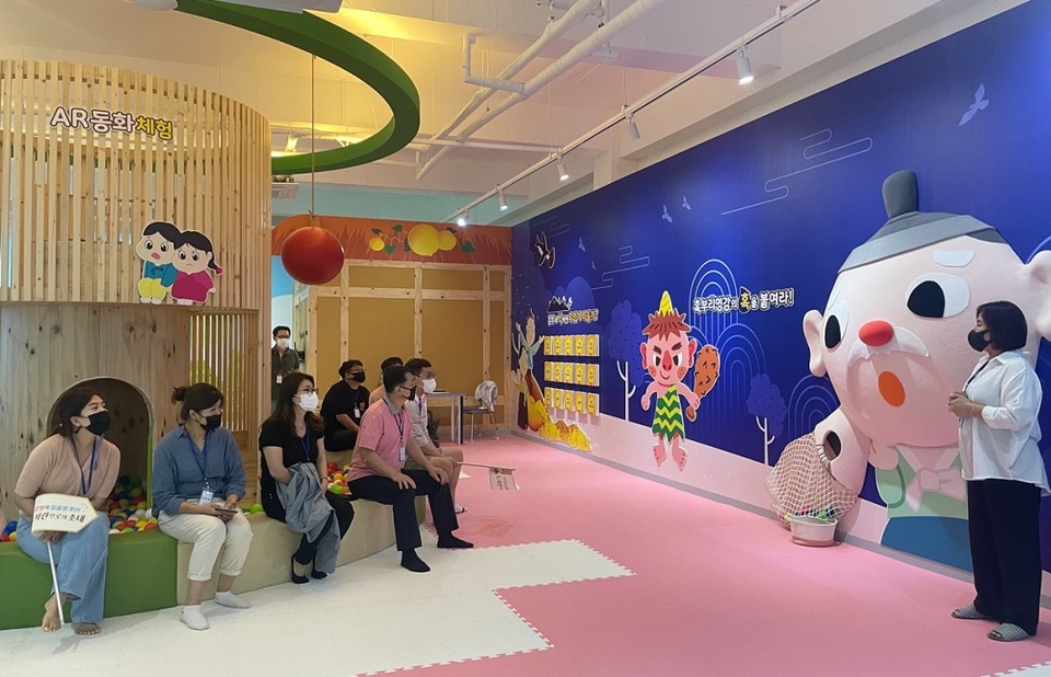 ▲율촌도서관 상상체험관에서 진행된 ‘도서관으로의 초대’ 참여자들이 직원의 설명을 듣고 있다