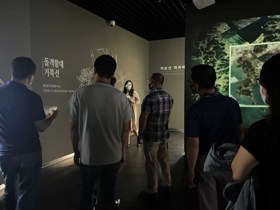 ▲‘도서관으로의 초대’ 프로그램 참여 단체가 이순신도서관 라키비움을 방문했다