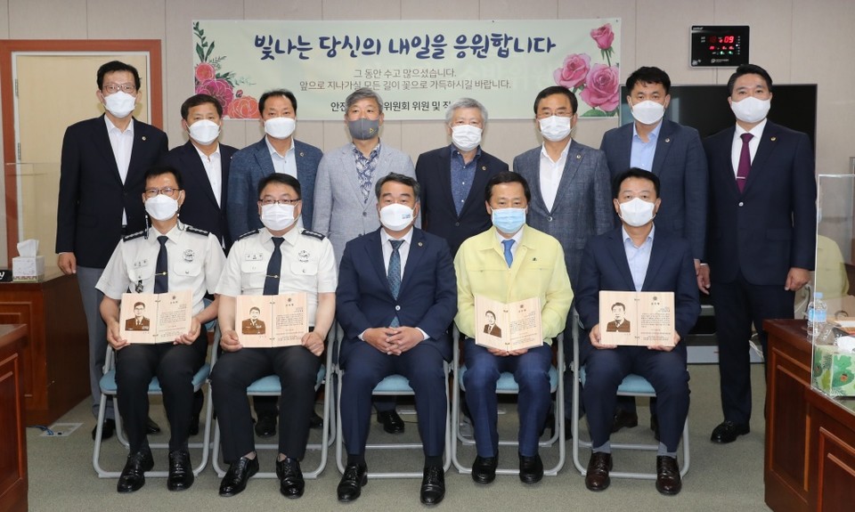 ▲전남도 안전건설소방위원회 위원들과 퇴직공무원이 기념사진을 찍고 있다