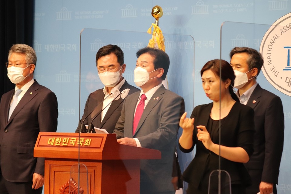 ▲전남 동부권 국회의원이 여순특별법 행안위 전체회의 통과를 환영했다