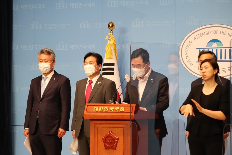 ▲전남 동부권 국회의원이 여순특별법 행안위 전체회의 통과를 환영했다