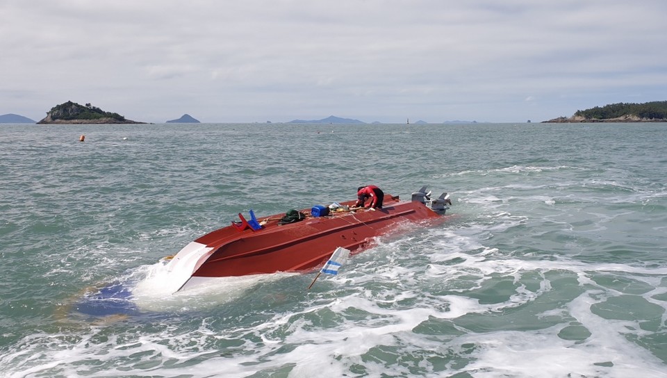 ▲해상서 전복된 선박 모습