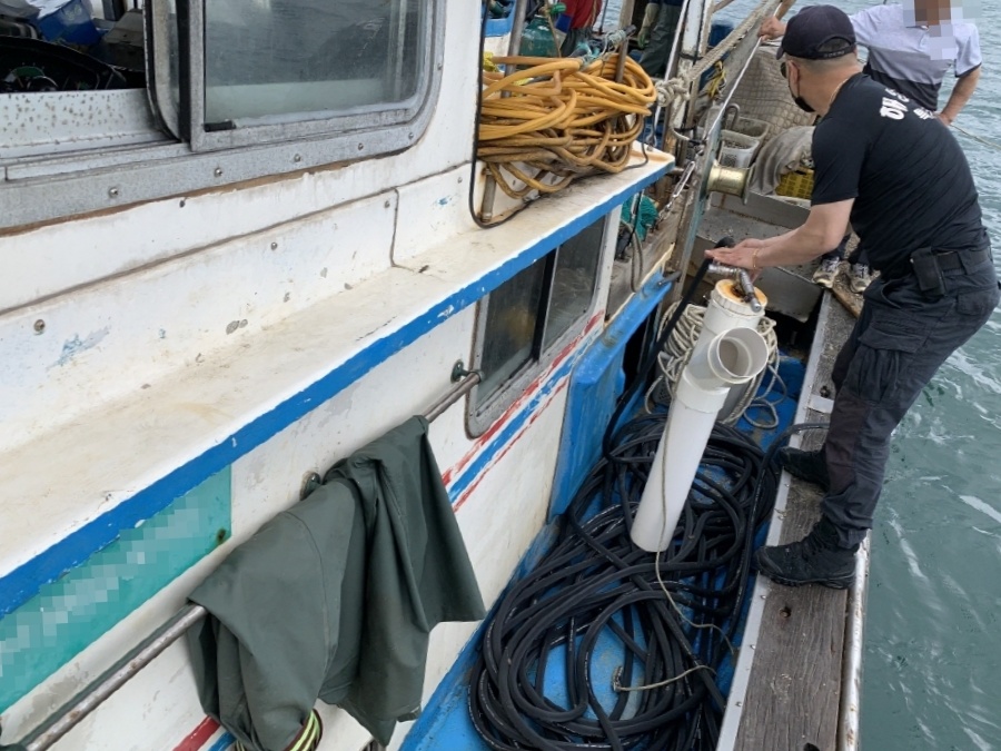 ▲수중에서 사용한 불법어구(흡입기)