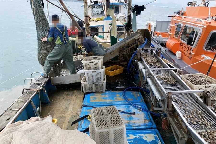 ▲잠수기어선 불법어구 사용여부 검문 모습