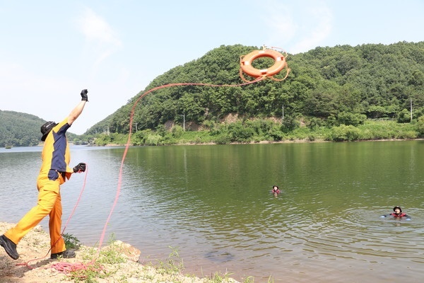 ▲여수소방대원이 익수자를 구조하고 있다