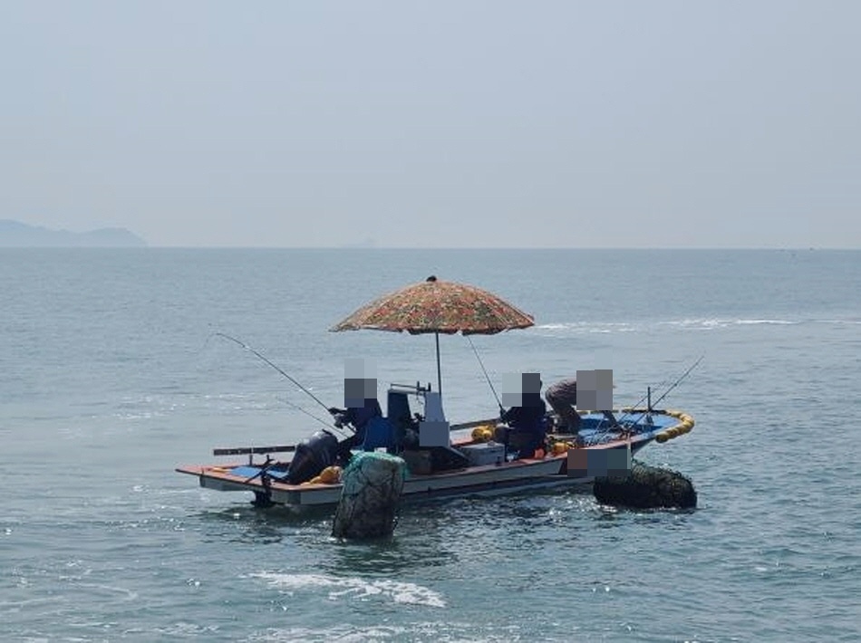 ▲안전장비를 착용하지 않고 낚시 중인 모습