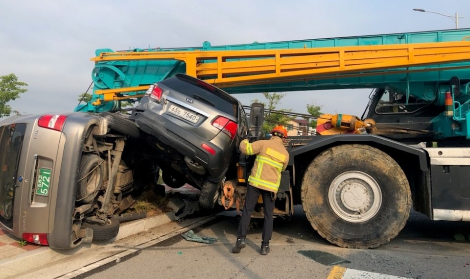 ▲웅천 공사현장 인근 도로에서 발생한 다중추돌사고 현장