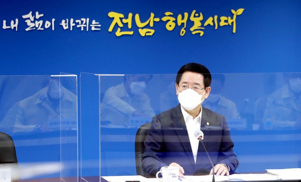 ▲김 지사가 22일 도청 서재필실에서 실국장 정책회의를 주재하고 있다