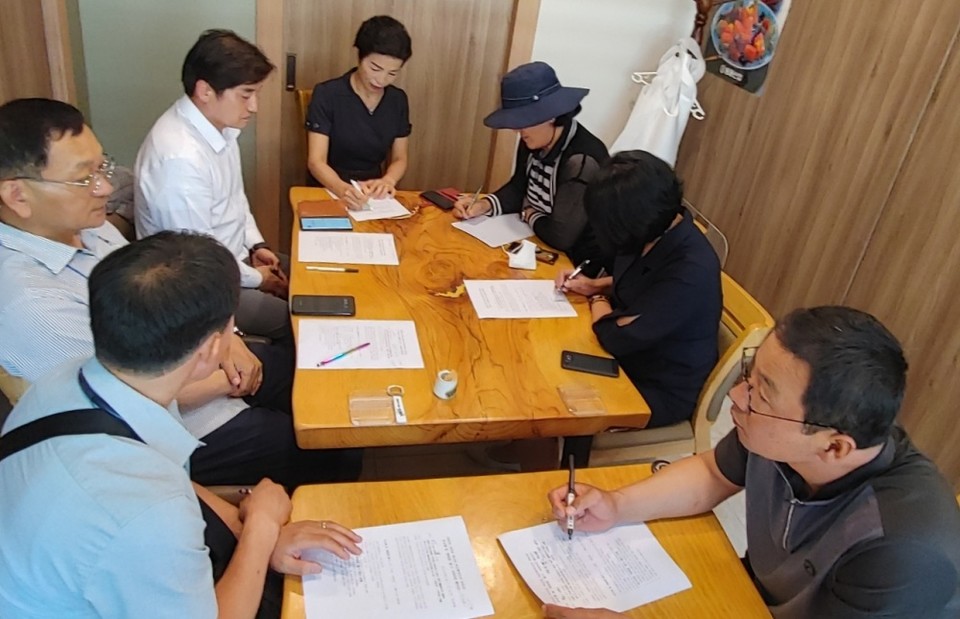 ▲이야포미군폭격사건 71주년 추모위원회가 추모식 진행 방향을 논의하고 있다