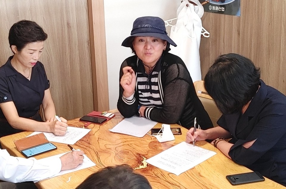 ▲박성미 여수시의원이 이야포 미군폭격사건 전말을 설명하고 있다