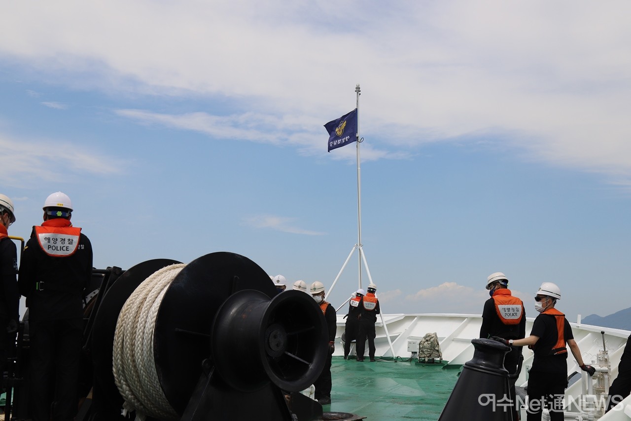 ▲ 닻이 내려지면서 함정에는 해양경찰 교육실습 장소를 알리는 해양경찰 깃발이 게양된다  ⓒ오병종