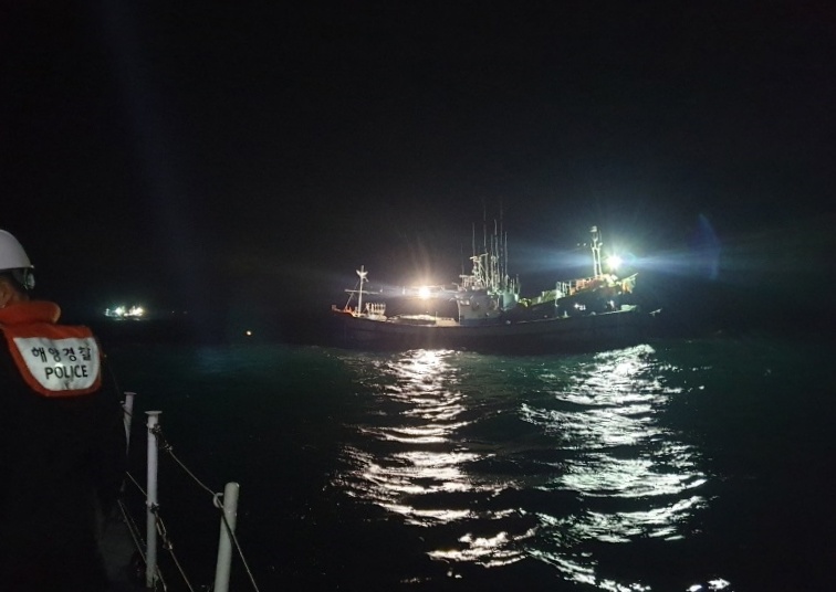 ▲밀수 검문검색 중인 해경