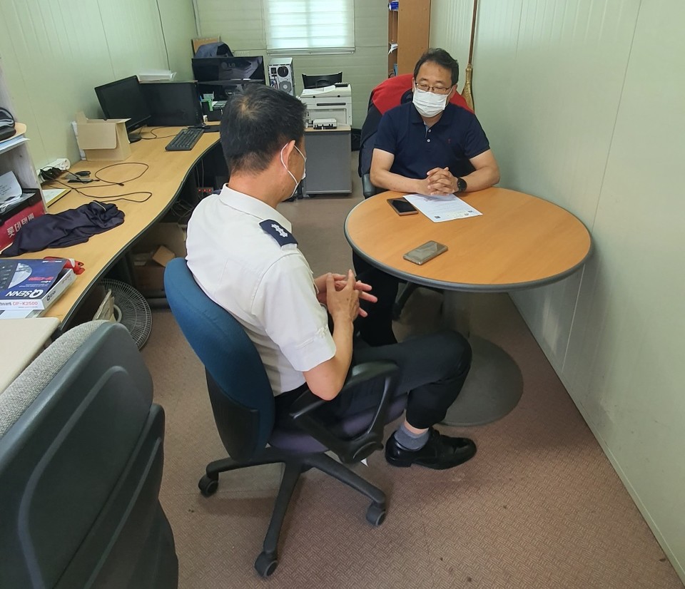 ▲여수소방서 소방대원이 물류터미널 관리자와 대화하고 있다