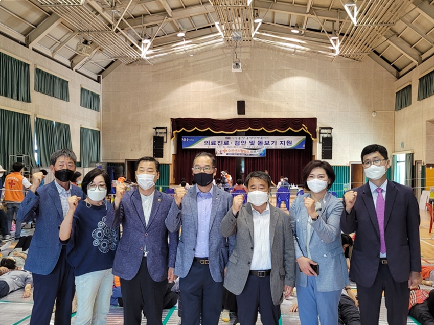 ▲의료봉사활동이 펼쳐진 여남고 체육관을 방문한 여수농협 박헌영조합장(오른쪽에서 세번째)과 남면 관계자의 기념촬영 한컷