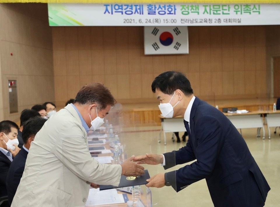 ▲장석웅 교육감이 정책자문단 위원과 악수하고 있다