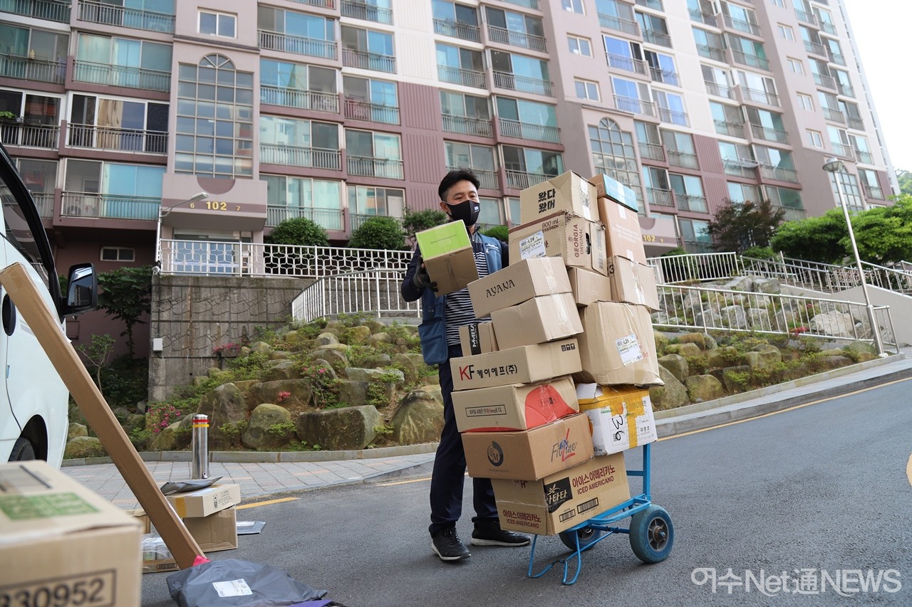 ▲육동주씨 배달 광경. 이곳 아파트 1일 배달 물량은 100개 정도. 2시간 이상 걸린다. ⓒ오병종