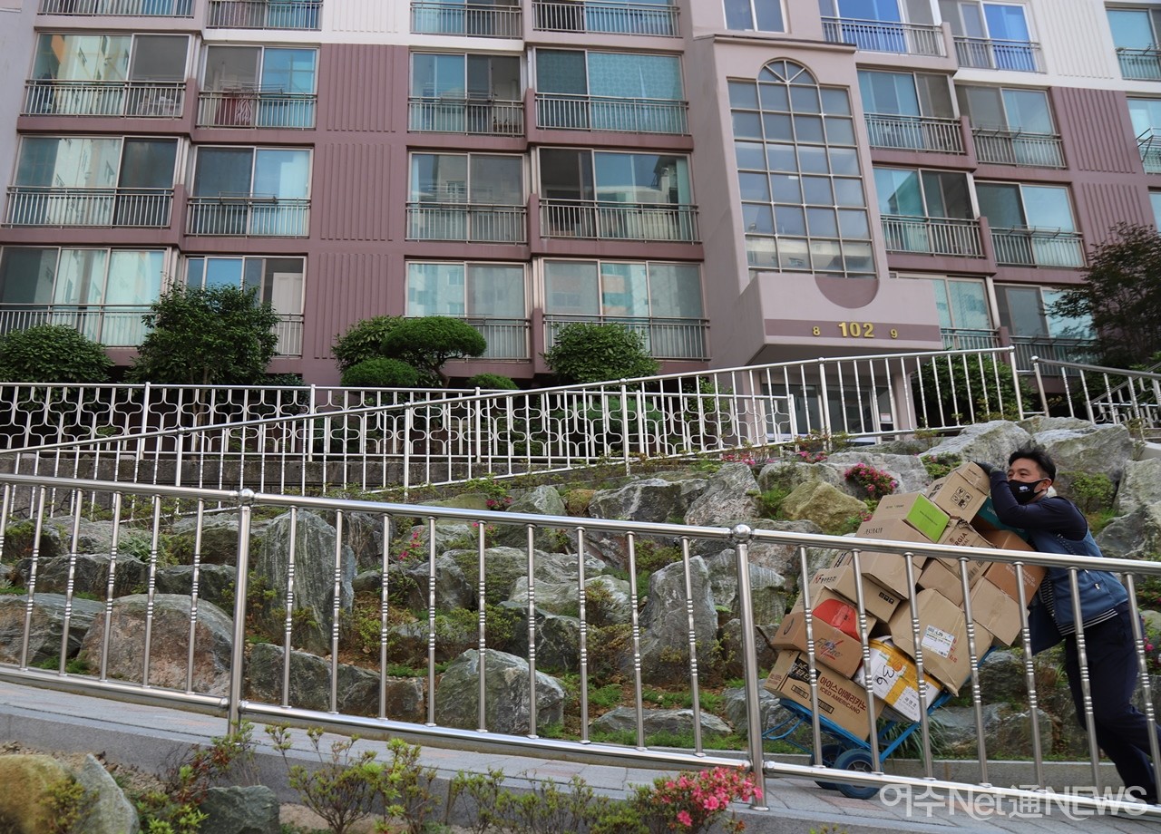 ▲ 경사로를 힘겹게 오르고 있다 ⓒ오병종