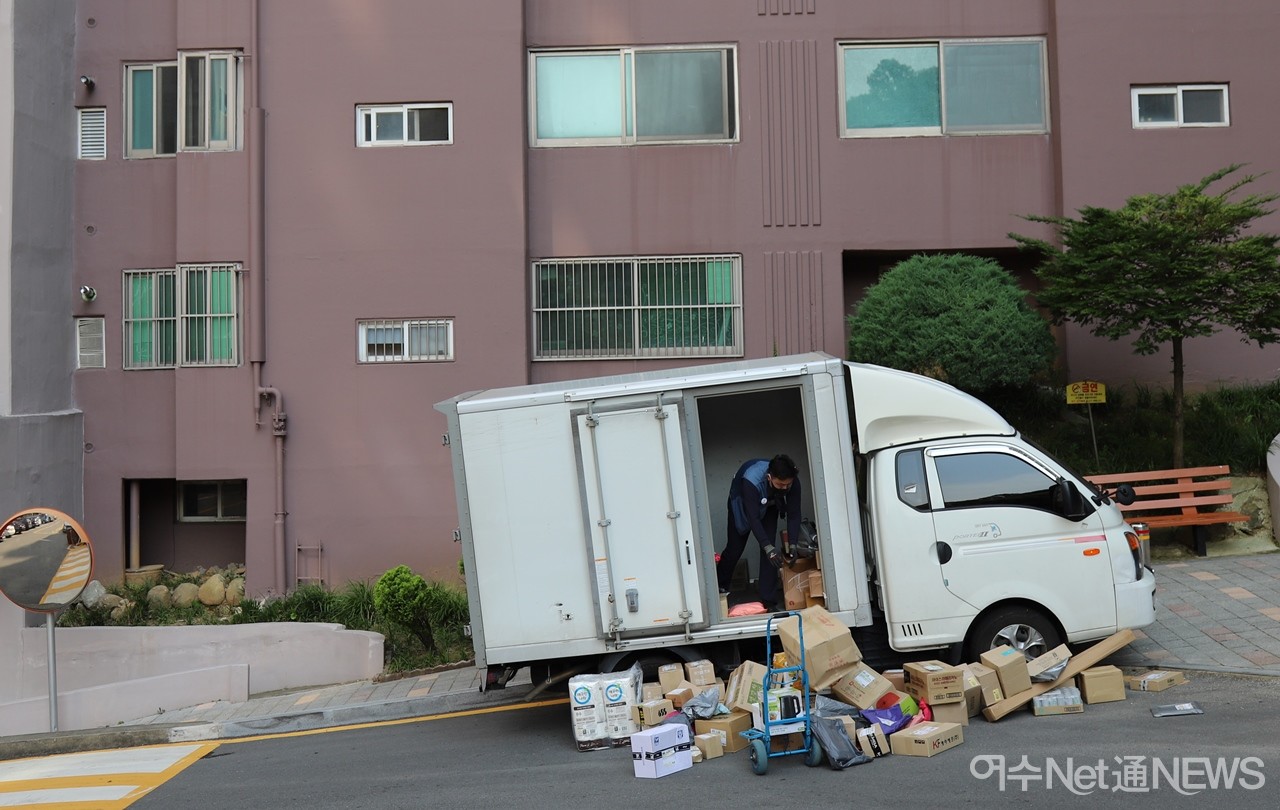 ▲ 육동주씨는 아파트 단지에서 택배물건을 동별로 구분해서 배달한다. 비올때는 비를 맞으면서 배달한다. ⓒ오병종