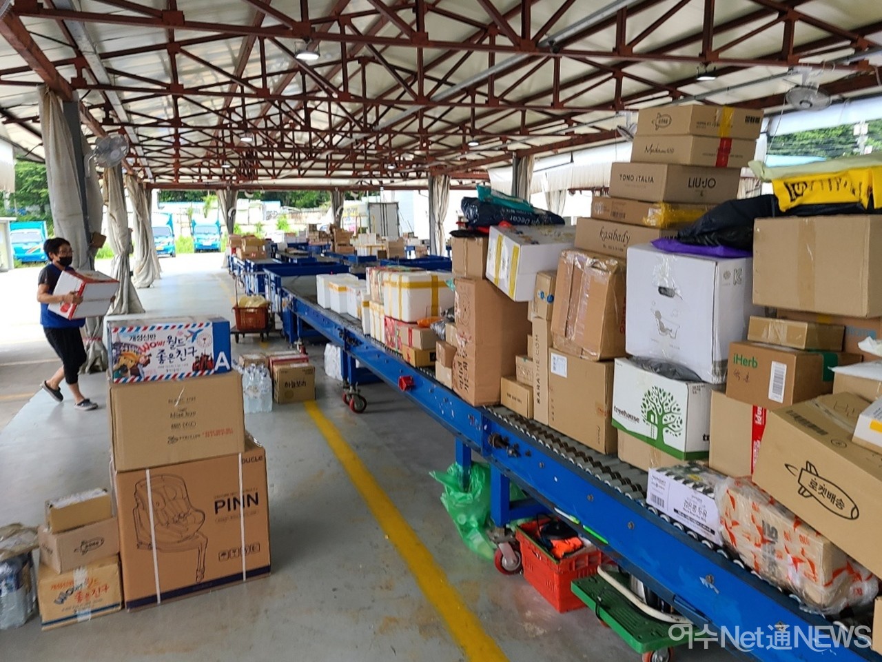 ▲시설이 협소하고 현대화되어 있지 않아 택배업무 비효율성을 지적받고 있는 화물터미널 내부 모습  ⓒ전국택배노조 제공