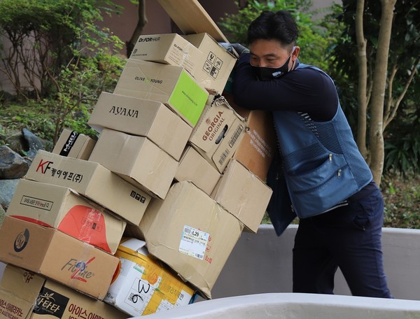 ▲ 전국택배노조 육동주 여수지회장이 아파트 입구 경사로에서 힘들게 택배 물건을 나르고 있다 ⓒ오병종