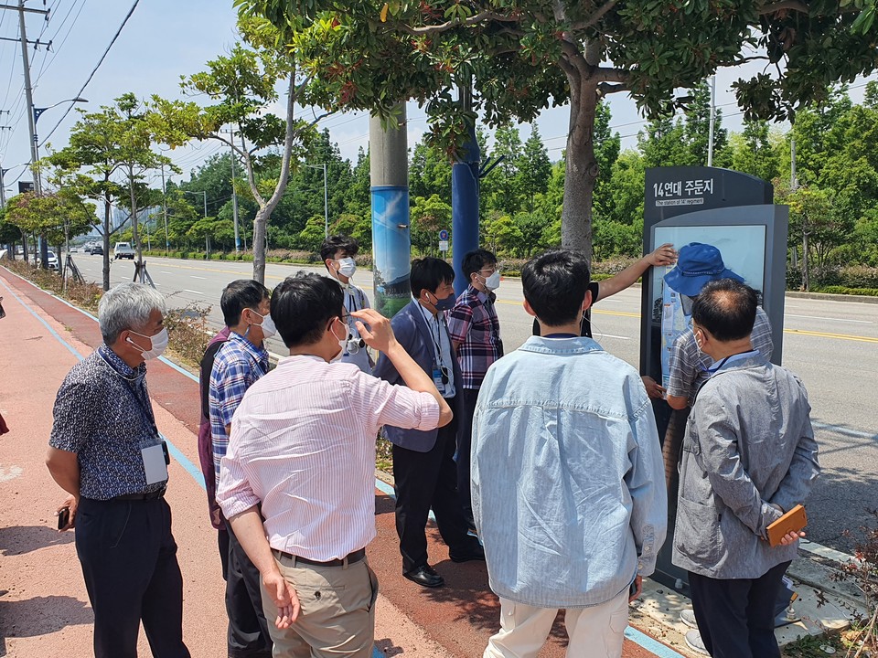 ▲신월동 14연대 주둔지에서 주철희 박사의 설명을 듣고 있다