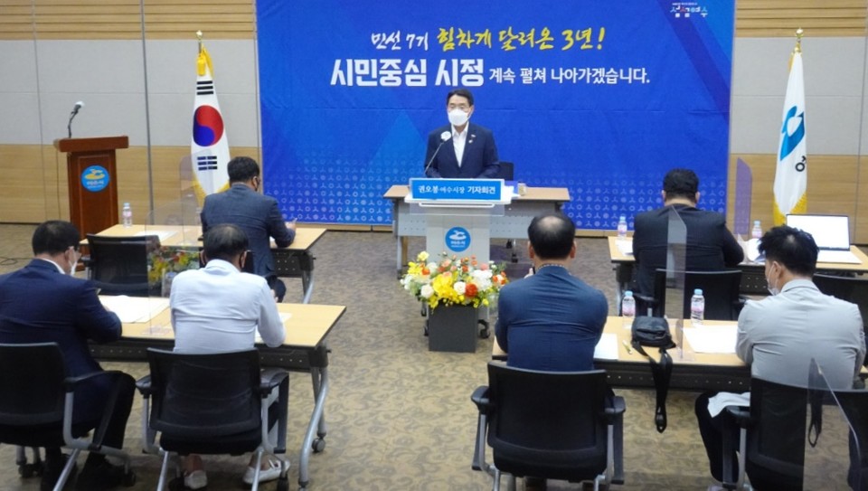 ▲권 시장이 1일 여수시청에서 취임 3주년 기자회견을 열었다